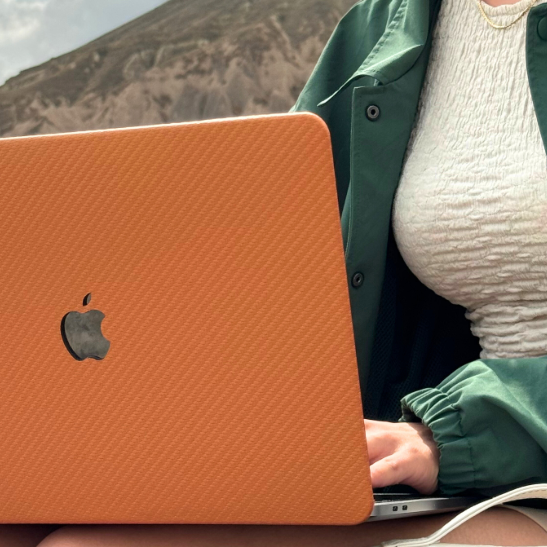 CarbonLeather Turuncu Macbook Kılıfı - Ön & Arka Kapak