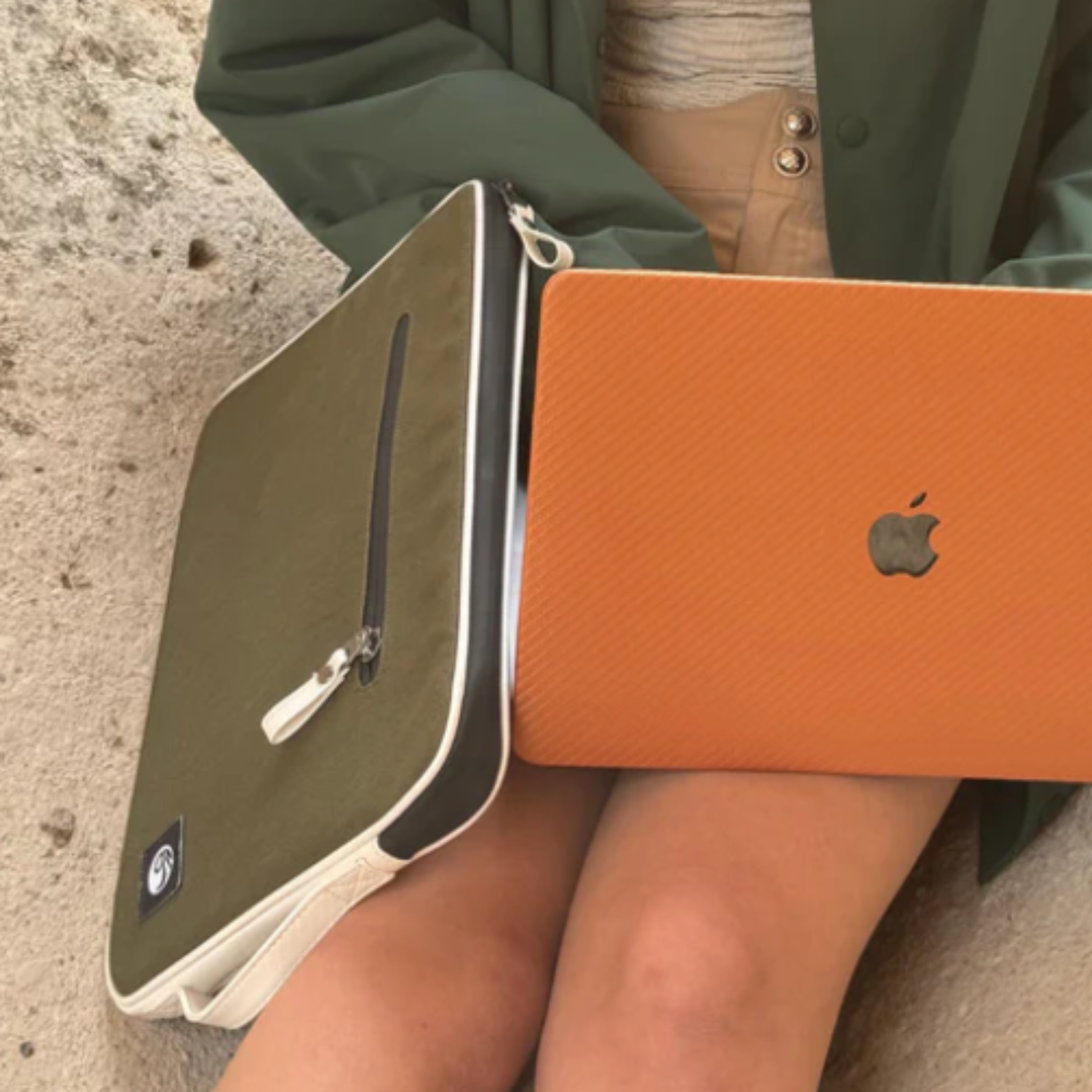 CarbonLeather Turuncu Macbook Kılıfı - Ön & Arka Kapak