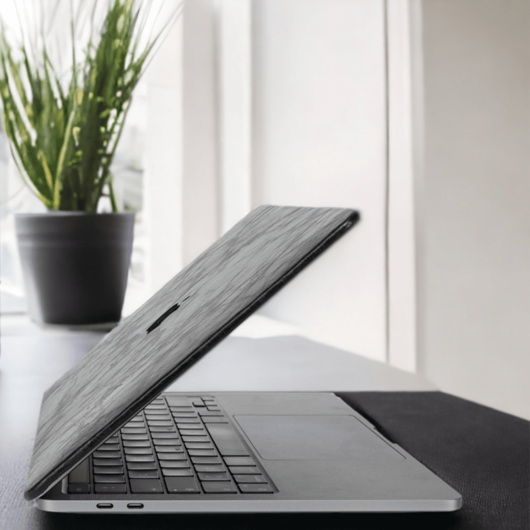 Özel Seri Siyah Deri Macbook Kılıfı - Ön & Arka Kapak