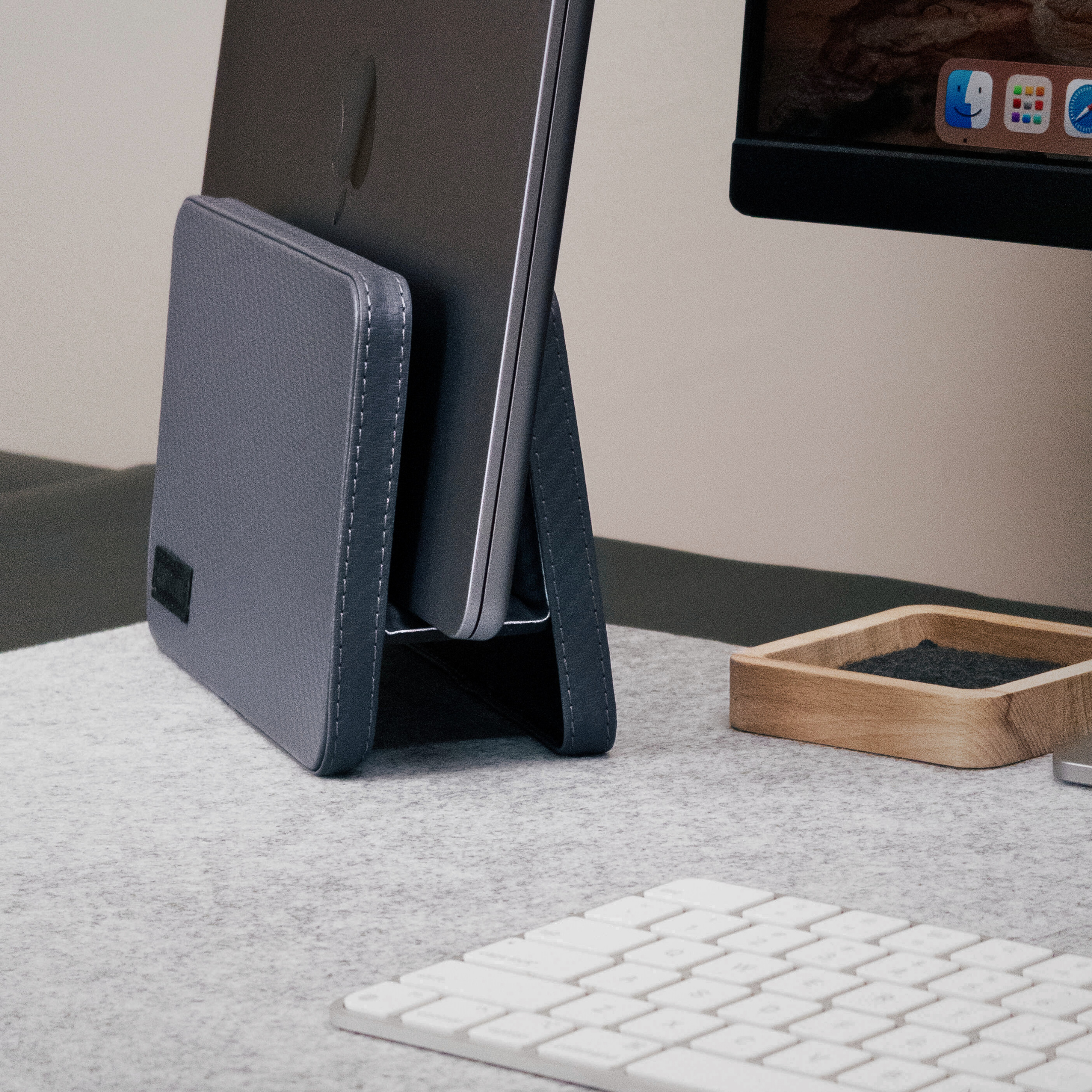 Ascend Premium Deri Dikey Laptop Standı