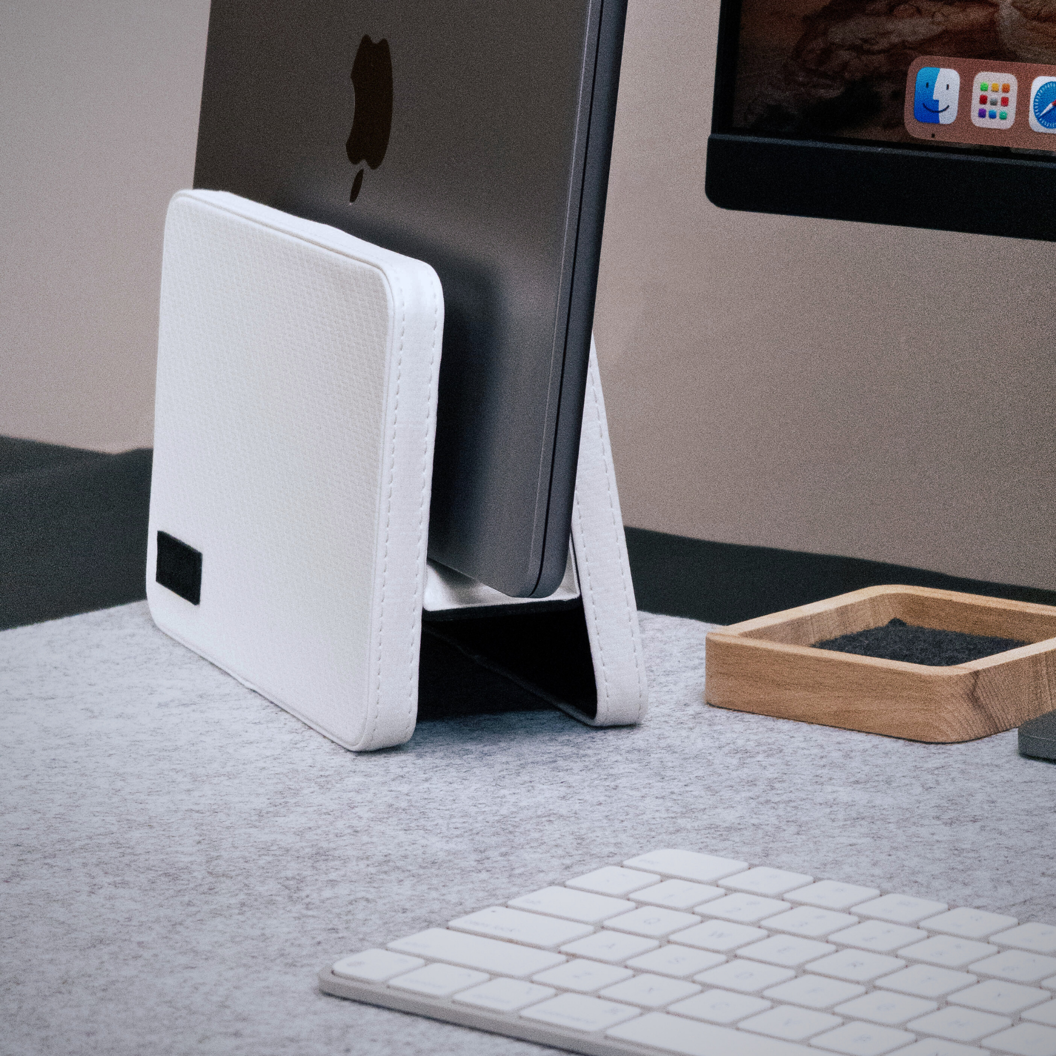 Ascend Premium Deri Dikey Laptop Standı