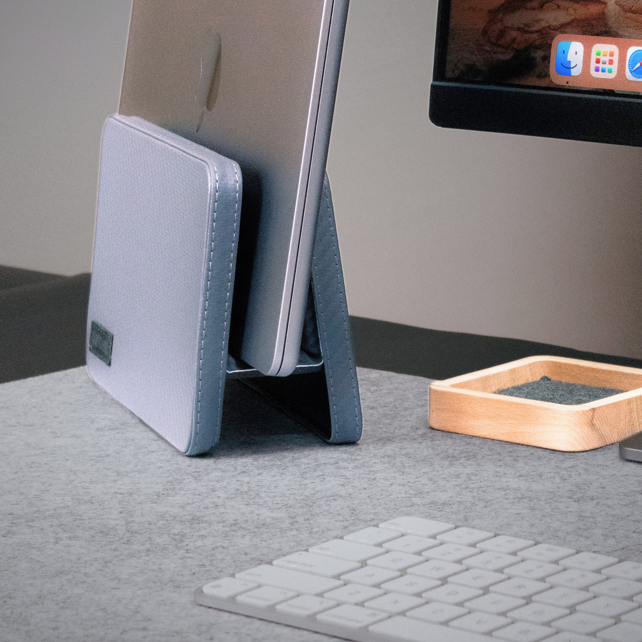 Ascend Premium Deri Dikey Laptop Standı