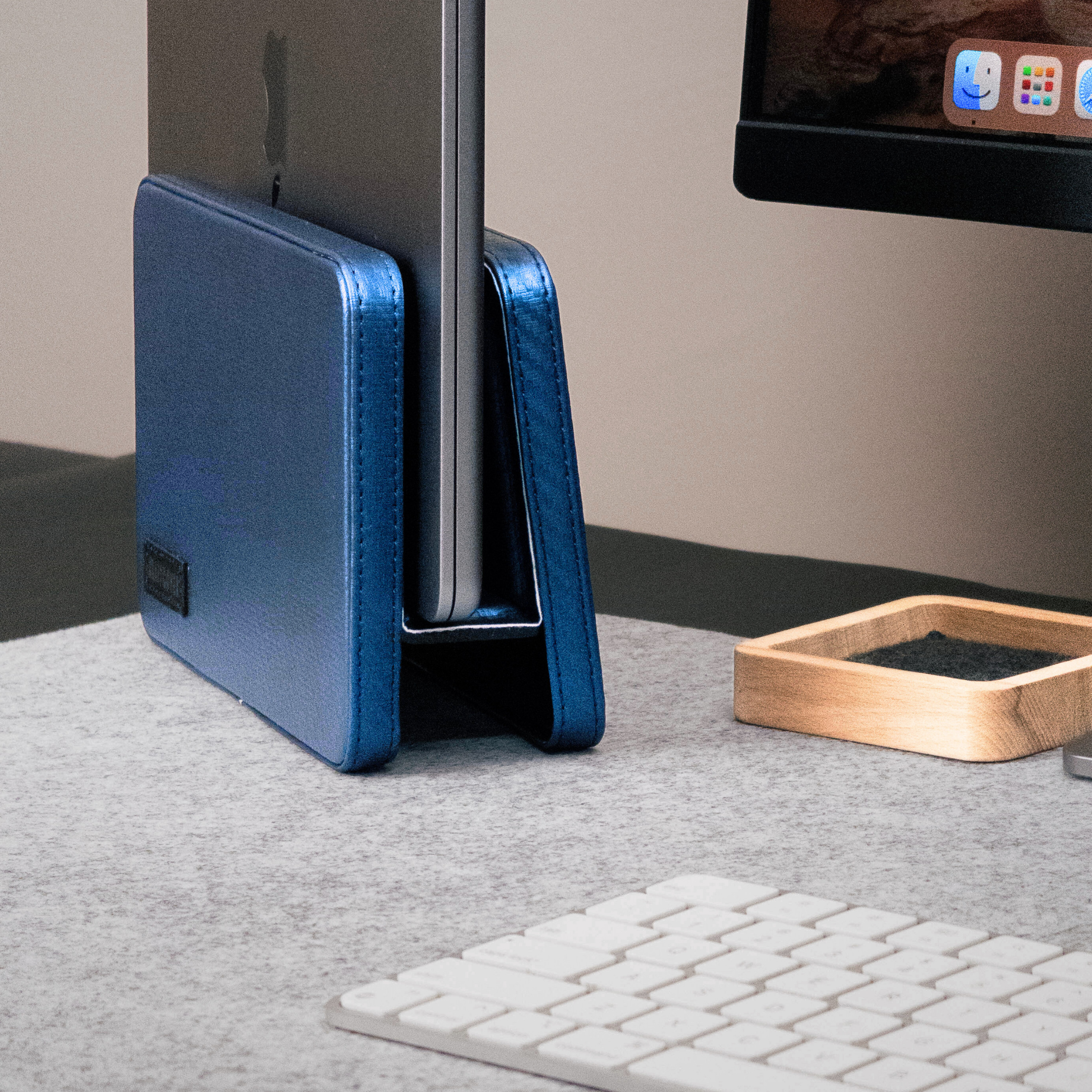 Ascend Premium Deri Dikey Laptop Standı