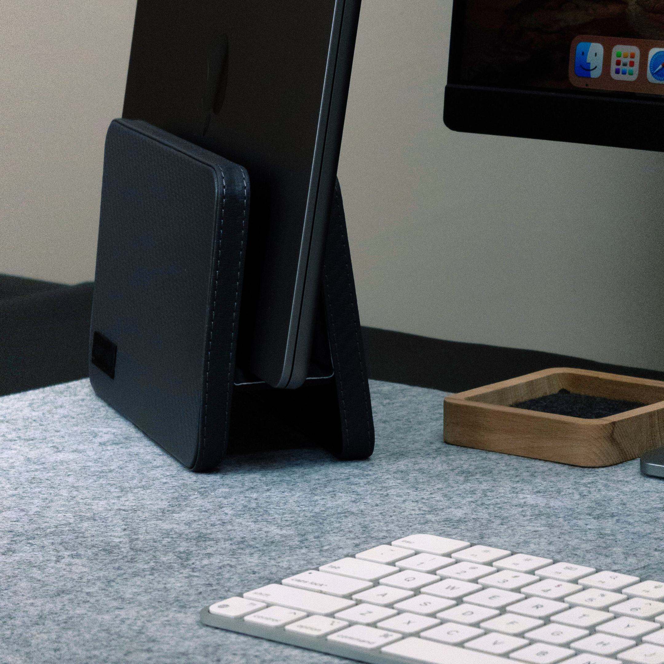 Ascend Premium Deri Dikey Laptop Standı