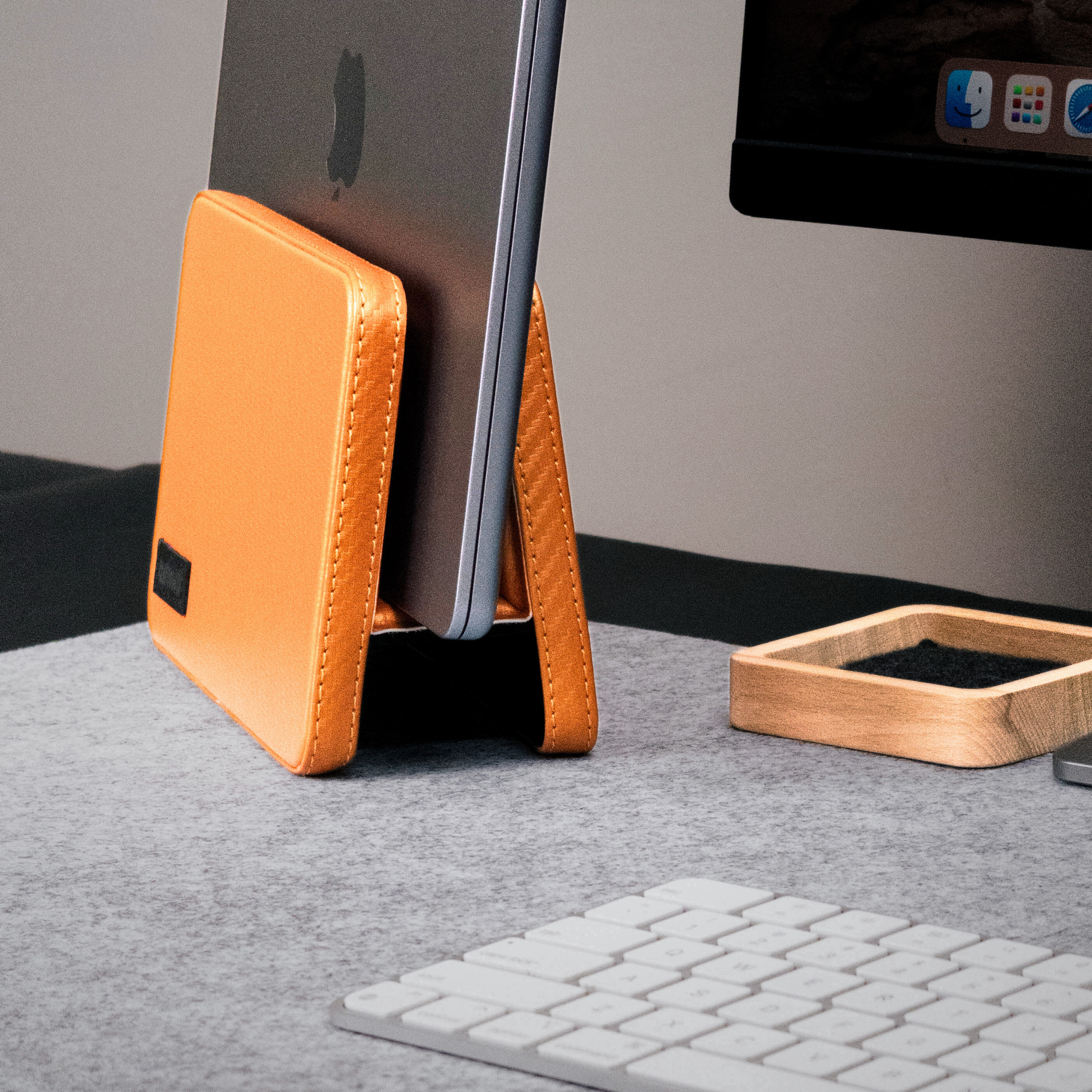 Ascend Premium Deri Dikey Laptop Standı