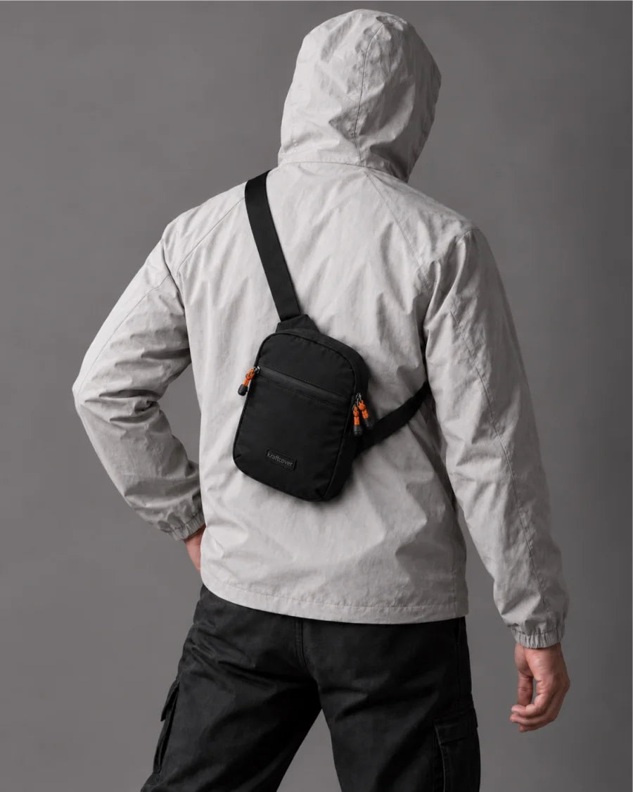 Siyah çanta sırtta, arkada taşınıyor