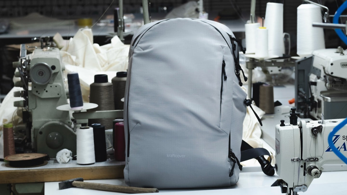 All City BackPack atölyede dikiş makinelerinin arasında
