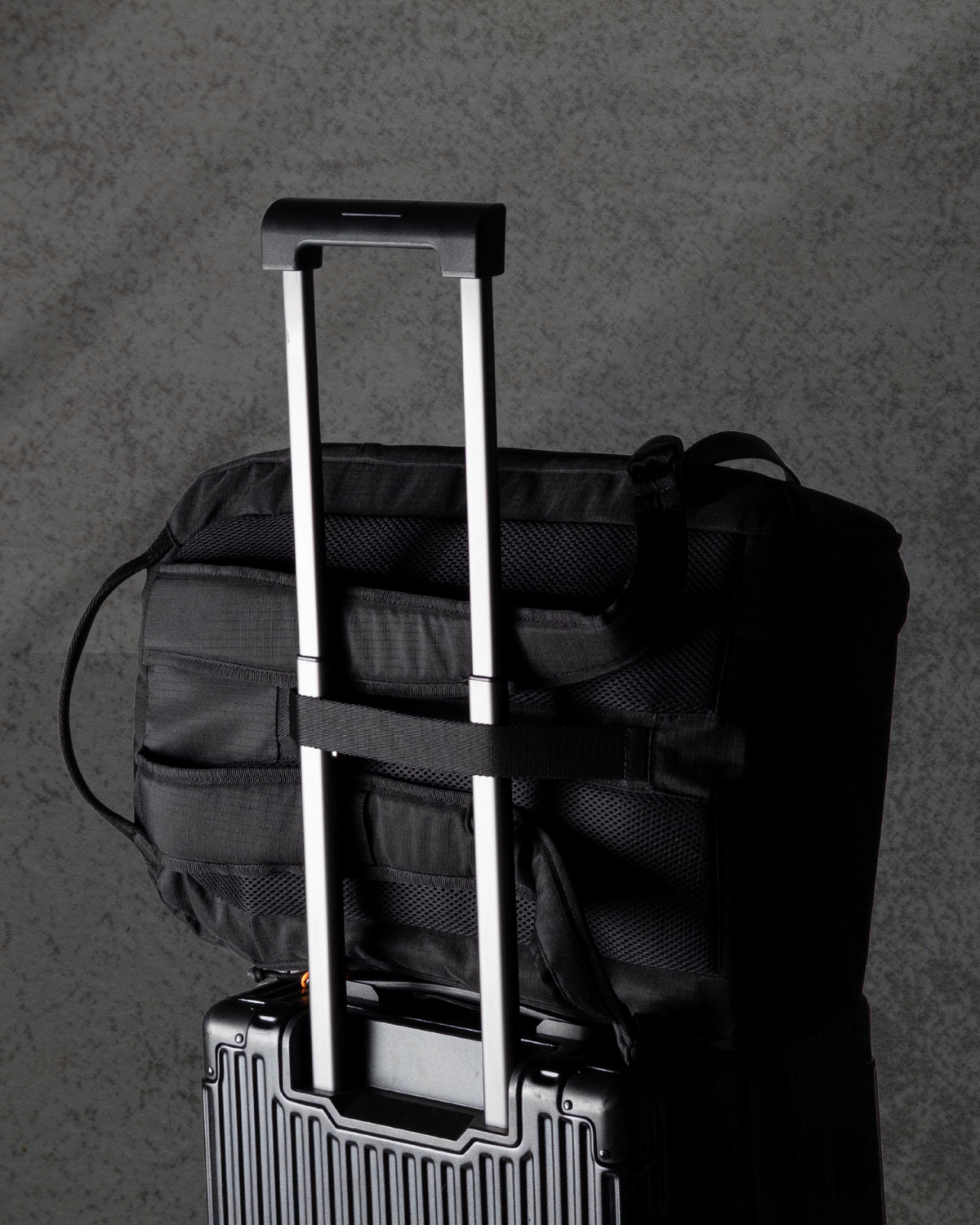 All City Backpack kabin valizinin sapında, terminalde